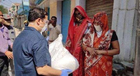 पीलीभीत I पीलीभीत में गरीब महिला के घर पहुंचे डीएम, दिया खाद्य सामाग्री का