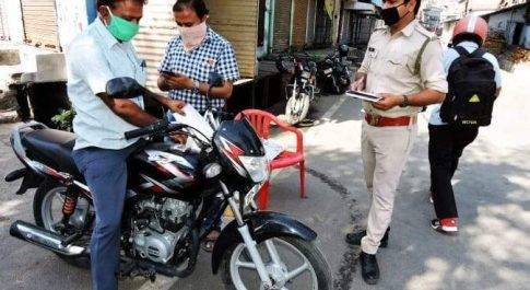 शाहजहांपुर I प्रशासन के फरमान के विरोध में उतरे व्यापारी, एक घंटे बंद रखीं दुकानें