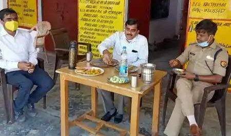 शाहजहांपुर I डीएम और एसपी ने कम्युनिटी किचन में बना खाना खाया
