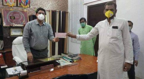 बहराइच। शहर के खुशनसीब लोगों लगाओ ताली,जिनकी आपको तलाश थी,वो दिखे डीएम आफिस मे सहायता देते हुए