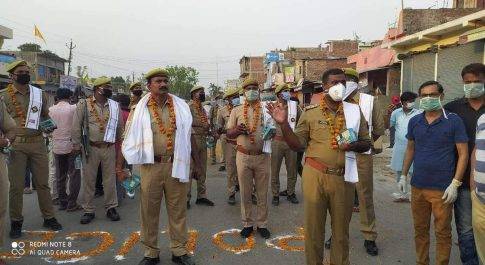 नेपाल बार्डर पर रूपईडीहा के लोगो ने माल्यार्पण कर  पुलिस कर्मियों को किया सम्मानित
