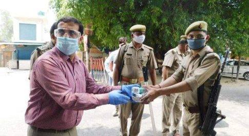 पीलीभीत I जिलाधिकारी एवं पुलिस अधीक्षक द्वारा तैनात सुरक्षा कर्मियों को वितरित किये गये लंच पैकेट