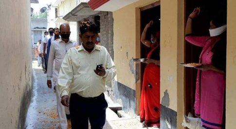 पीलीभीत I कोरोना वायरस से बचाने वाले कर्मवीरों पर की गई पुष्प वर्षा, कराया गया अल्पाहार