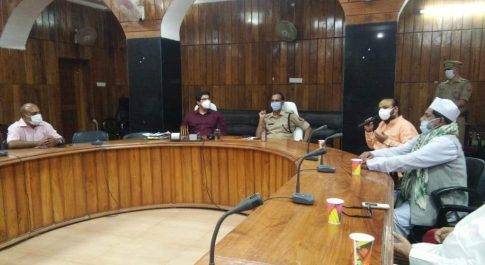 बहराइच। पुलिस लाइन में डीएम व एसपी ने धर्मगुरूओं के साथ की बैठक