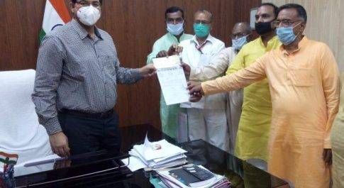 बहराइच। जिलाधिकारी राहत कोष के लिए अखिल भारतीय प्रधान संगठन ब्लाक शिवपुर ने भेंट किया रू. 2.38 लाख का चेक