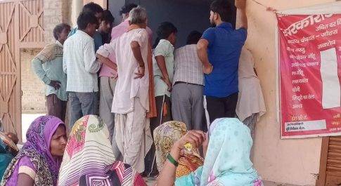 बहराइच। बहराइच कोटेदार कर रहे हैं सोशल डिस्टेंस का उल्लंघन