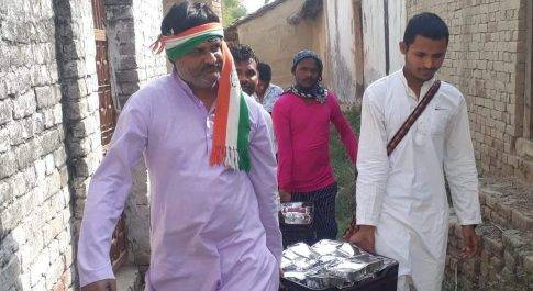 कौशाम्बी। यमुना के तराई स्थित आधा दर्जन गांव में कांग्रेस के सिपाहियों ने वितरित किया भोज्य पदार्थ