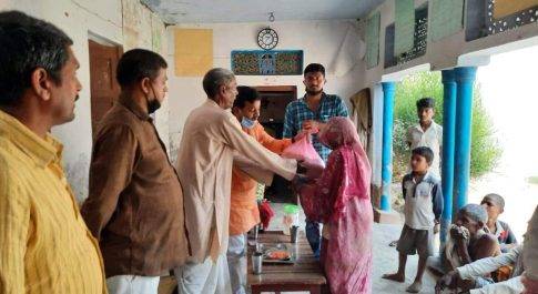 बहराइच। विधानसभा संयोजक कैसरगंज गौरव वर्मा ने वितरित किया खाद्यान्न पैकेट व मास्क