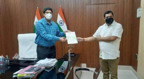बहराइच। अपूर्वा कारपोरेशन ने डीएम को भेंट की सहयोग राशि व खाद्यान्न किट