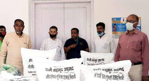 बहराइच। चेयरमैन नगर पंचायत रिसिया ने भेंट किया 200 अदद राशन किट