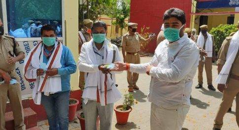 महराजगंज। *फरेंदा व्यापार मंडल अध्यक्ष ने पुलिस व स्वास्थ्य कर्मियों को अंगवस्त्र,मास्क,सेनेटाइजर देकर किया सम्मानित*