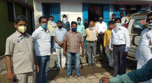 महराजगंज। फरेंदा के पूर्व नगर पंचायत असहाय परिवार की मदद करने बृजमनगंज पहुंचे