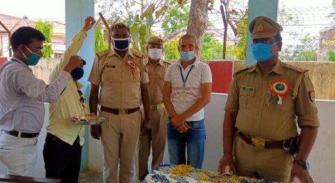 पुष्पवर्षा कर मास्क व सेनिटाइजर देकर कोरोना वॉरियर्स पुलिसकर्मी को किया गया सम्मान