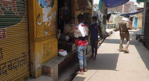 रामपुर : लॉक डाउन का पालन ना करने पर पर उप जिला अधिकारी का छापा दुकान सील कर वसूला जुर्माना