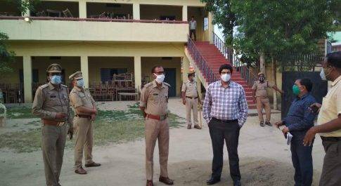 बहराइच : सर्वोदय डिग्री कालेज व नवयुग इण्टर कालेज में स्थापित शेल्टर होम का डीएम एसपी ने किया निरीक्षण