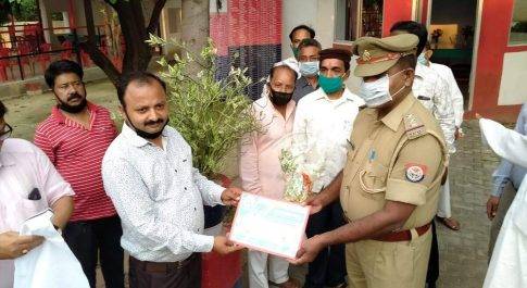 महराजगंज। नौतनवा पुलिसकर्मियों को सम्मान पत्र सहित अंग वस्त्र देकर ब्यापार मंडल अध्यक्ष संतोष जायसवाल ने किया सम्मानित