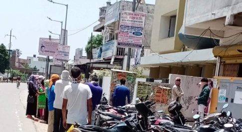 उत्तर प्रदेश बहराइच  कडी धूप में लंबी लाइन से परेशान बैंक खाता धारक 