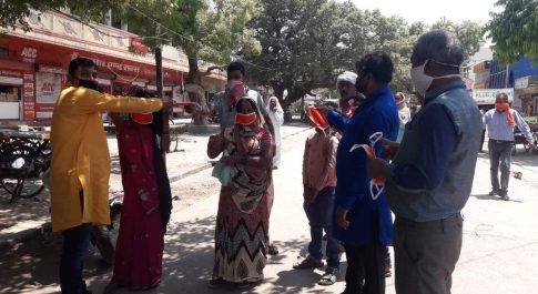 महराजगंज। प्रखर पूर्वांचल टीम द्वारा प्रशासन के समक्ष राहगीरों को बांटा गया मास्क