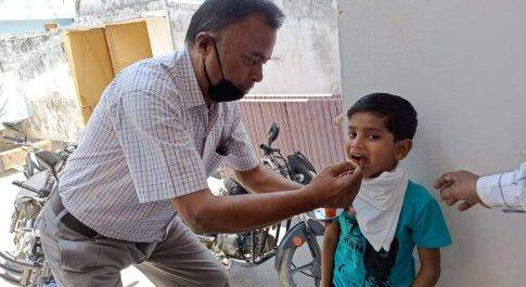 पॉकेट मनी का गोलक तोड़कर 6 वर्षीय बालक अदनान  ने मुख्यमंत्री राहत कोष में 5100 रू एसडीएम को सौंपा
