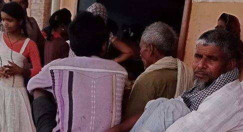 उत्तर प्रदेश बहराइच  ग्रामीण इलाकों में कोटेदार उडा रहे है सोसल डिस्टेंस कि धज्जियां