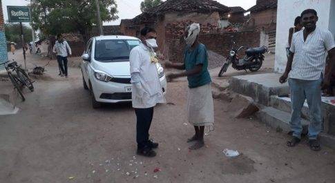 स्वास्थ्य विभाग की टीम पर बरसाए गए फूल