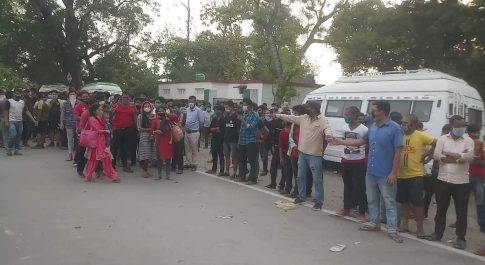 सीमा पर जमा नेपाली श्रमिक,कुवारेंटाइन सेंटर में जाने को नही थे तैय्यार,देर शाम सभी भेजे गए कुवारेटाइन सेंटर