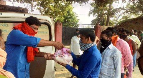 महराजगंज। बृजमनगंज भाजपा नेता द्वारा कोरोनटाईन ब्यक्तियों को राशन सामग्री बांटा गया