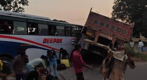 महराजगंज/गोरखपुर। प्रवासी मजदूरों से भरी प्राइवेट बस व ट्रेलर मे हुई टक्कर, घायल चालक