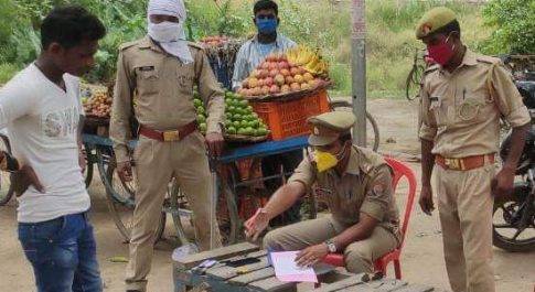 महराजगंज। बिना मास्क के घुम रहे लोगों का लेहडा स्टेशन पर काटा गया 50 लोगों का चालान