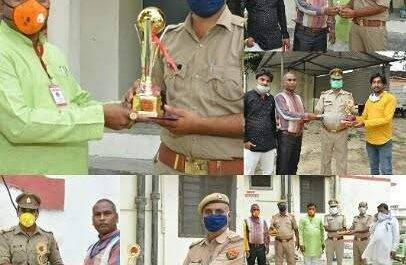महराजगंज। प्रखर पूर्वांचल मीडिया ने पत्रकारिता दिवस पर नये थानाध्यक्ष सहित पुलिस कर्मियों को दिया सम्मान