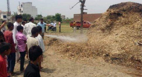 रामपुर : गन्ने की खोई के ढेर में लगी आग दमकल विभाग की गाड़ी मौके पर