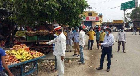 रामपुर : शाहबाद में प्रशासन ने हटवाए जगह जगह खड़े हुए फलों के ठेले