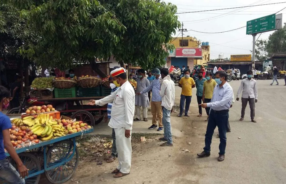 रामपुर : शाहबाद में प्रशासन ने हटवाए जगह जगह खड़े हुए फलों के ठेले