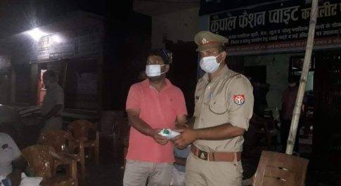 गंगा दशहरा पर डा.जावेद खान ने पुलिस पत्रकार मे बाटे मास्क सेनेटाइजर