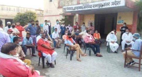 रामपुर  : शाहबाद नगर पंचायत में अधिशासी अधिकारी की मौजूदगी में दुकानदारों की बैठक