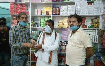 महराजगंज। बृजमनगंज डग ऐजेंसी के सौजन्य से समाज के वरिष्ठ लोगों को किया गया सम्मानित