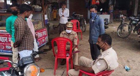 महराजगंज। बृजमनगंज के तेजतर्रार सब इंस्पेक्टर ने बिना मास्क के घुम रहे घुमक्कडो पर की कार्यवाही