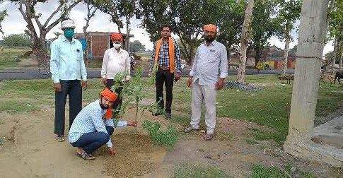 बृजमनगंज ब्लाक के हिंदू युवा वाहिनी ने वृक्ष लगाकर मनाया मुख्यमंत्री योगी आदित्यनाथ का जन्मदिन