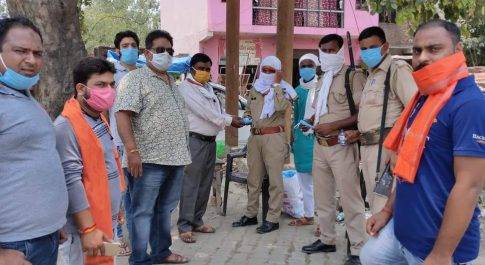 रामपुर : भारतीय जनता पार्टी के वरिष्ठ नेता,व युवा मोर्चा के कार्यकर्ताओं ने बांटा मास्क और सैनिटाइजर