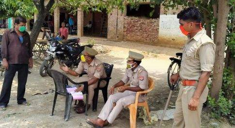 महराजगंज। बृजमनगंज थाना क्षेत्र में बिना मास्क के घूम रहे लोगों पर पुलिस प्रशासन ने चलाया अभियान