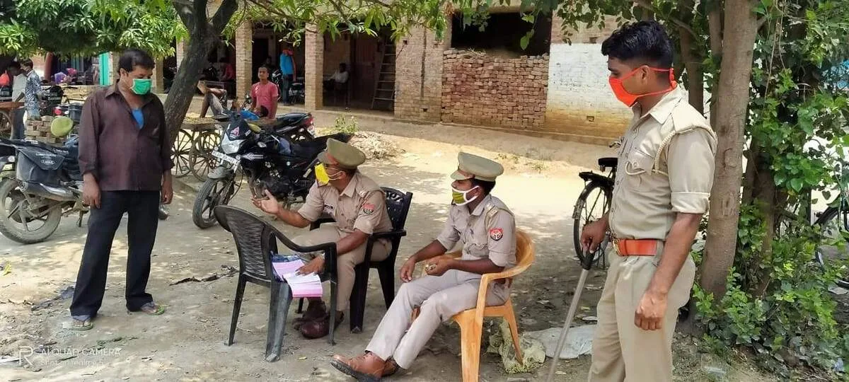 महराजगंज। बृजमनगंज थाना क्षेत्र में बिना मास्क के घूम रहे लोगों पर पुलिस प्रशासन ने चलाया अभियान