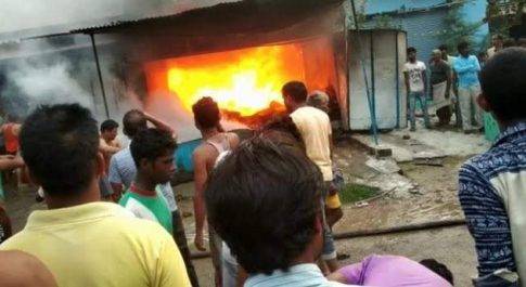 कपड़े की दुकान में लगी आग लाखो समान जलकर हुआ खाक