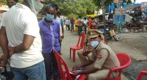 महराजगंज। बृजमनगंज कस्बे में पुलिस प्रशासन द्वारा बिना मास्क के लोगों पर की गई कार्यवाही