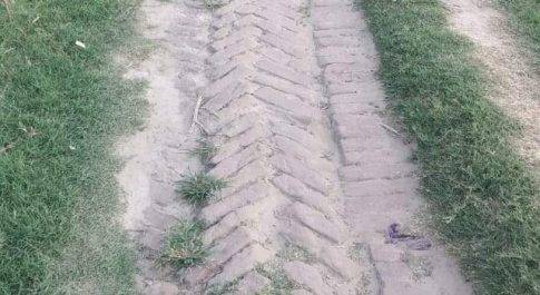 महराजगंज। लाखों की लागत से बनी आरसीसी सड़क बरसात में बन जाती है तालाब