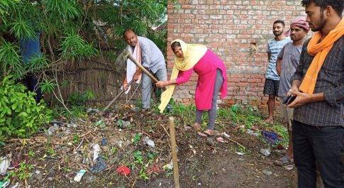 महराजगंज। स्वच्छ भारत मिशन को सफल बनाने के लिए समाज सेवी एवं महिला ग्राम प्रधान ने उठाया फावड़ा