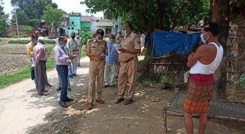 महराजगंज। हॉटस्पॉट मुजहना में पहुंची स्वास्थ्य टीम कोरोना संक्रमण से बचाव के बारे में लोगों को किया जागरूक