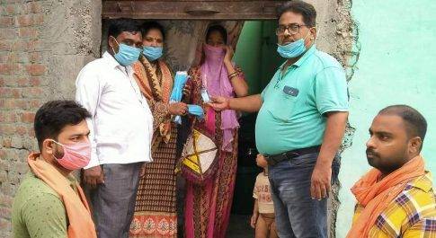 रामपुर : एमएलसी प्रतिनिधि महेश गुप्ता के नेतृत्व में बांटे मास्क, सैनिटाइजर