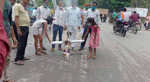 उत्तर प्रदेश बहराइच चीनी राष्ट्रपति का जनता दल व कांग्रेस राष्ट्रीय पार्टी डी.एम चौराहे पर पुतला फूंका 