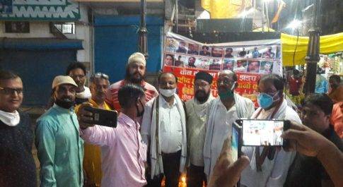 महराजगंज। नौतनवा मे कैडिंल मार्च के साथ ब्यापारियों ने चीनी पुतला फूंका
