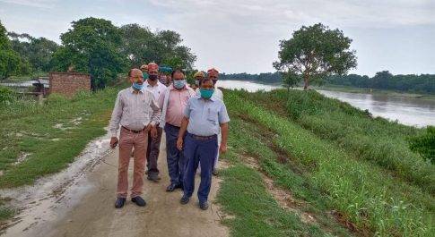 महराजगंज: अपर जिलाधिकारी ने राप्ती नदी पर बनी बाध का किये निरीक्षण